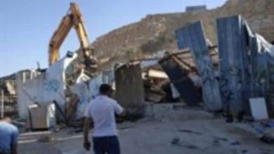 Photo of الاحتلال يشرع بهدم كراج لقطع المركبات في الخليل