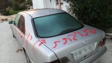 Photo of مستوطنون يخطون عبارات عنصرية في البيرة ويعطبون مركبات