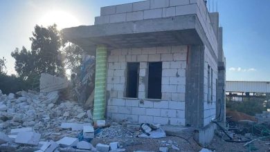 Photo of مواطن من قلنسوة يهدم منزله مضطرا تفاديًا لدفع الغرامات الباهظة