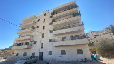 Photo of 10 عوائل مقدسية تتسلم قرارًا بإخلاء بناية سكنية بالطور