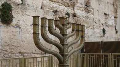 Photo of مستوطنون ينصبون شمعدانًا في ساحة البراق