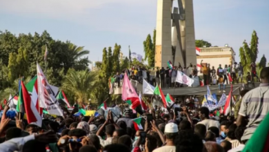 Photo of محتجون يحاصرون قصر الرئاسة بالخرطوم.. مطالب بتنحية الجيش