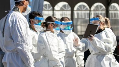 Photo of هل اقتربنا من نهاية الجائحة؟ إليك كيف سيتعايش العالم مع كورونا مثلما يفعل مع نزلات البرد