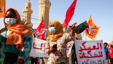 Photo of تظاهرات في ذكرى الثورة بالسودان.. ومطالبات بتنحية الجيش