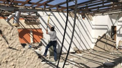 Photo of الاحتلال يجبر عائلة في سلوان على هدم منزلها ذاتيًّا