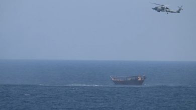 Photo of البحرية الأميركية تصادر شحنة أسلحة غير قانونية من سفينة مجهولة ببحر العرب