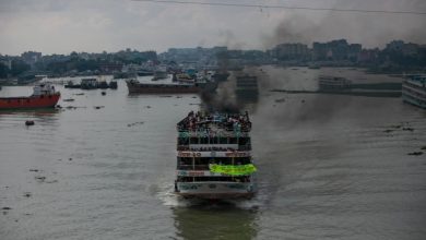 Photo of مصرع العشرات بحريق عبّارة في بنغلاديش