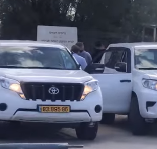 Photo of الاحتلال يُعيد اعتقال أسيرين مقدسيين لحظة الإفراج عنهما