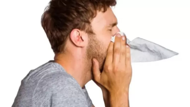 Photo of خطورة “أوميكرون” في أعراضه.. تحذير من نشر المرض بالخطأ