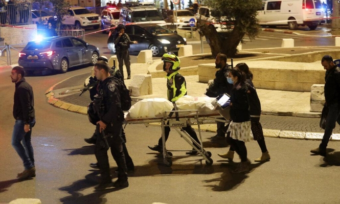 نقل الشهيد أبو سليمة من موقع إعدامه، السبت الماضي (أ.ب.)