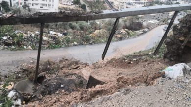 Photo of أم الفحم: إغلاق شارع عين خالد بسبب انهيار ترابي