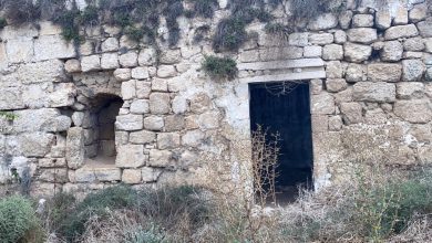 Photo of مخربون ينبشون أرضية مسجد جبرين التاريخي قرب الخليل