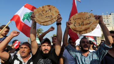 Photo of 2021 أسوأ الأعوام اقتصادياً على لبنان: ثلاثة أرباع الشعب يعانون الفقر ومعدلات الهجرة والانتحار تتضاعف
