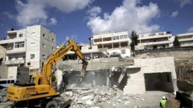 Photo of الاحتلال يُجبر عائلة على هدم منزلها في القدس