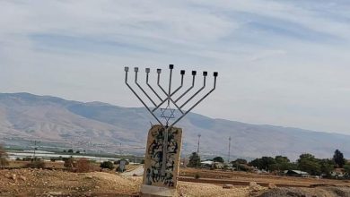 Photo of مستوطنون يضعون شمعدانات في الأغوار