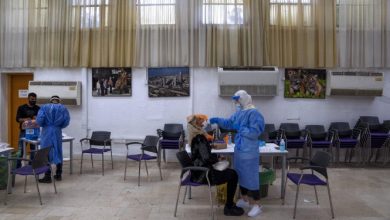 Photo of “الصحة الإسرائيلية” تدرس السماح لطواقم طبية بالعمل رغم إصابتها بفيروس كورونا