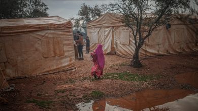 Photo of خيمة ممزقة ومياه وطين.. رفاق أطفال سوريين في رحلة التعليم