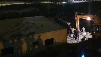 Photo of الاحتلال يجبر عائلة مقدسية على هدم منزلها في صور باهر