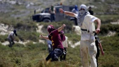 Photo of مستوطنون يهاجمون مركبات فلسطينية وسط الضفة الغربية