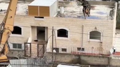 Photo of الاحتلال يجبر عائلة مقدسية على هدم منزلها ويعتدي على الصحافيين