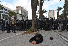 Photo of تونس.. تمديد الطوارئ شهرا والنهضة تطالب بإطلاق المعتقلين ودعوات للرئيس بالاعتذار عن العنف