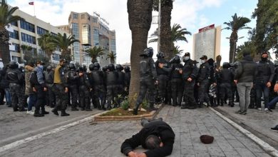 Photo of تونس.. تمديد الطوارئ شهرا والنهضة تطالب بإطلاق المعتقلين ودعوات للرئيس بالاعتذار عن العنف