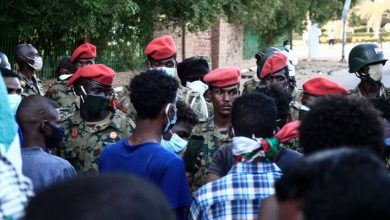 Photo of قبيل مظاهرات تطالب بحكم مدني.. قوات الأمن السودانية تغلق طرقاً وسط العاصمة