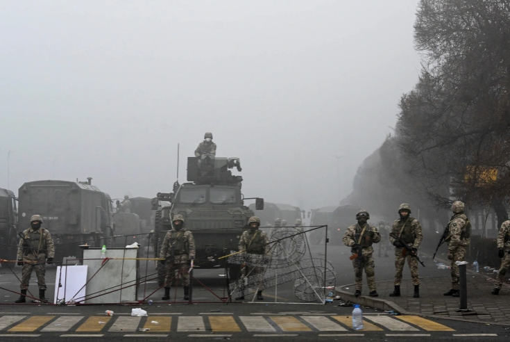 Photo of ديلي بيست: كابوس بوتين أصبح حقيقة رغم أنفه.. الثورة تجتاح كازاخستان