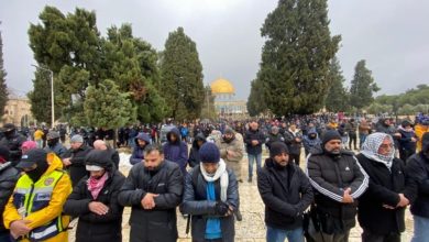 Photo of 25 ألفًا يؤدون صلاة الجمعة في المسجد الأقصى