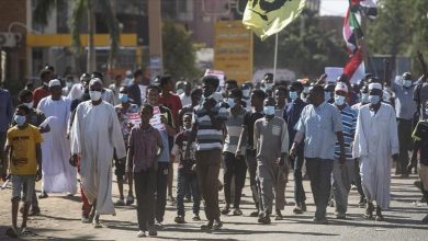 Photo of مئات السودانيين ينظمون وقفات احتجاج لرفض التدخلات الأجنبية