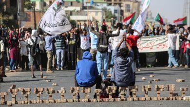 Photo of سودانيون يغلقون طرقا بالخرطوم وواشنطن تحذر رعاياها