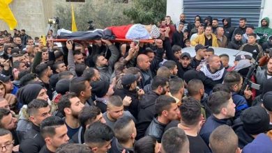 Photo of جماهير فلسطينية تشيع جثمان الشهيد محمد أبو صلاح في اليامون