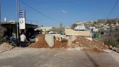 Photo of الاحتلال يغلق طريقا بالسواتر الترابية جنوب بيت لحم