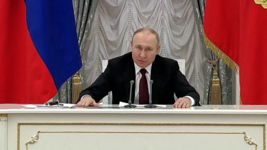 Photo of بوتين يعلن اعتراف روسيا بلوغانسك ودونيتسك جمهوريتين مستقلتين عن أوكرانيا