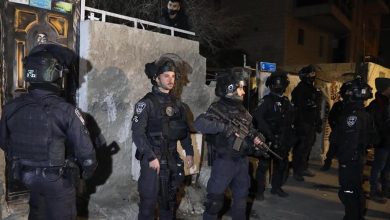 Photo of الاحتلال يعتدي على الأهالي والمتضامنين في “الشيخ جراح”