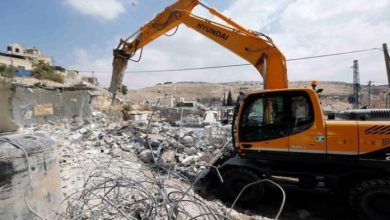 Photo of الاحتلال يجبر عائلتين على هدم منزلهما ذاتيا في صور باهر