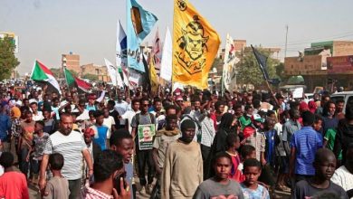 Photo of آلاف السودانيين يتوجهون مجدداً إلى القصر الرئاسي رفضاً للانقلاب العسكري