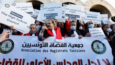 Photo of بينما تعهد الرئيس التونسي بتنفيذ قرار حله.. المجلس الأعلى للقضاء يعتبر استبداله معارضا للقانون والدستور