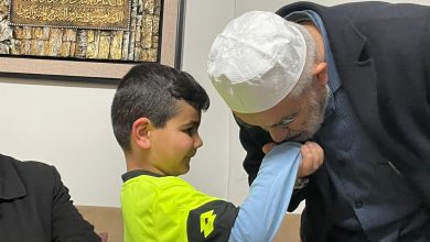 Photo of الشيخ رائد صلاح يزور عائلة الشهيد موسى حسونة من اللد