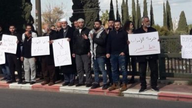 Photo of العشرات يشاركون وقفة احتجاجية ضد الاعتداء على مقبرة القسام