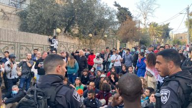 Photo of القدس: الاحتلال يعتدي على المتضامنين في حي الشيخ جراح