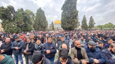 Photo of 50 ألف مصلٍّ يؤدون صلاة الجمعة في “الأقصى”