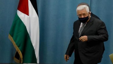 Photo of صحيفة: عباس يواصل حربه على معارضيه ويسحب جواز السفر الدبلوماسي من هذه الشخصية