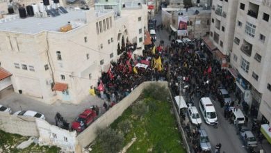 Photo of عائلة جفال تتسلّم ابنها الشهيد وتستعدّ لتشييع جثمانه في أبو ديس