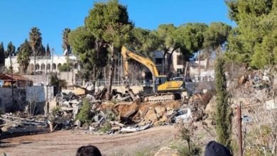 Photo of الاحتلال يهدم منزلا ويعتدي على ساكنيه شرق الخليل