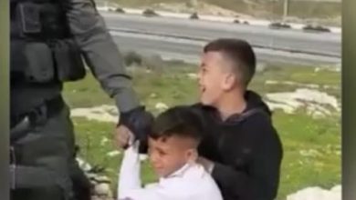 Photo of وسط الخوف والبكاء.. الاحتلال ينكّل بأطفال العيساوية ويعتقل أربعة منهم (شاهد)
