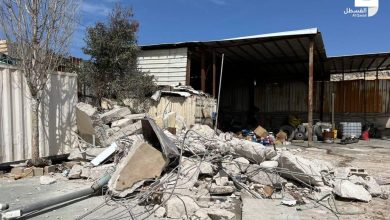 Photo of تُعيل 30 عائلة.. الاحتلال يهدم منشأة تجارية ويعتدي على أصحابها شمال القدس
