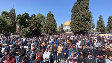 Photo of عشرات الآلاف يؤدون الجمعة في الأقصى