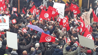 Photo of آلاف التونسيين يخرجون في تظاهرة باتجاه البرلمان