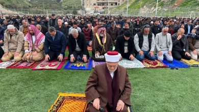 Photo of مئات المقدسيون يؤدون صلاة الجمعة في ملعب جبل المكبر